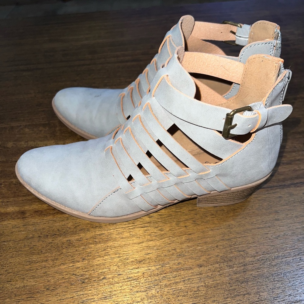 Qupid Women's Strappy Zip-Up Gray Ankle Boots